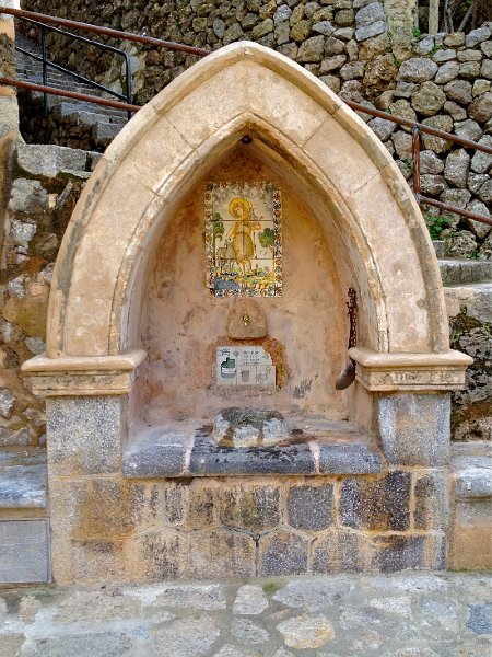 Mallorca_12_37.jpg - Brunnen in Deià